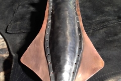 Escultura de chapa batida y hierro forjado combinada con otros materiales: cobre y vidrio. (80cmx30cm)